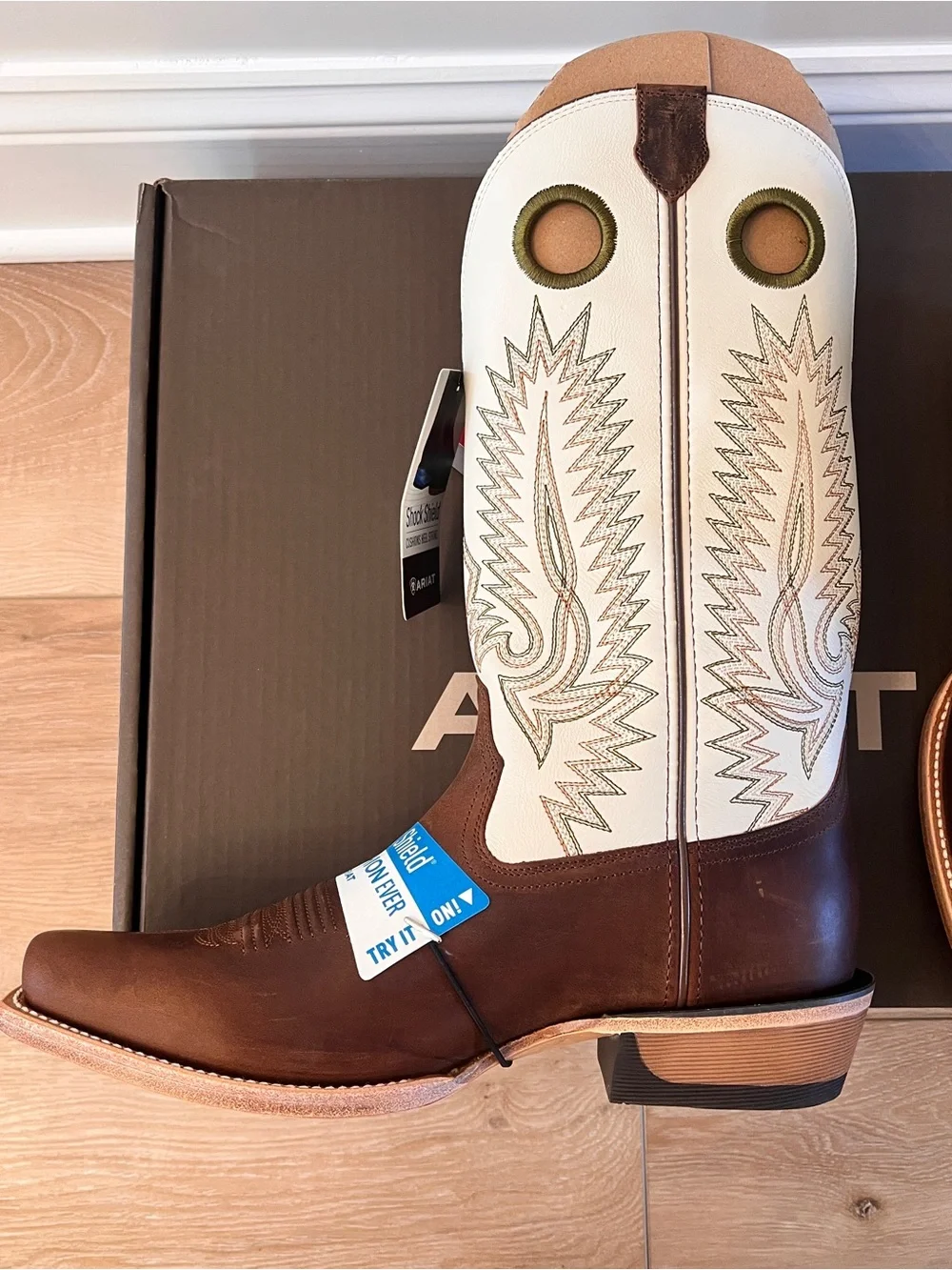NIB Ariat Southland Distressed Brown and Crema Men's Boots 9M Western Boots